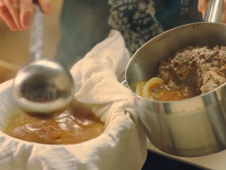 14、那不勒斯松枝饺子,煮好的汤汁通过纱布过滤