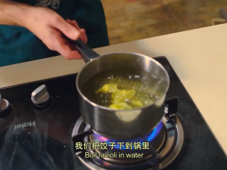 15、那不勒斯松枝饺子,另起一锅，烧开水，加盐加松枝，煮饺子