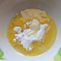 1、旺仔小馒头,鸡蛋打散加糖，玉米油，炼乳搅打匀。