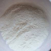 2、旺仔小馒头,低粉，马铃薯淀粉，奶粉，泡打粉提前混合过筛一次。