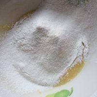 3、旺仔小馒头,过完筛的粉类混合物再过筛进打散的液体中，淀粉比较细腻多过一次均匀些。