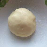 4、旺仔小馒头,和成面团，面团不宜过硬，太干的面团容易烤开裂。如果太稀加点马铃薯淀粉，太干加点蛋液调节。