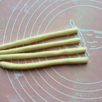 5、旺仔小馒头,搓成长条，尽量粗细一致。放了油的方子确实不粘手。