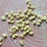 6、旺仔小馒头,断成小小剂子，大概在一克左右。