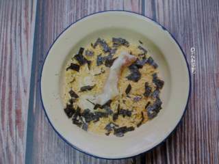 7、海苔鸡柳,最后再裹上一层海苔面包糠。