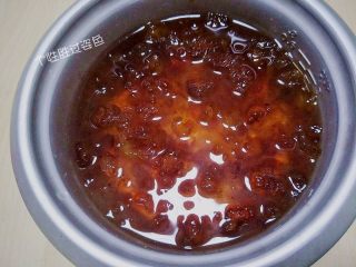 2、红枣炖桃胶,桃胶放入清水中浸泡一夜（12小时以上）至软涨，体积能涨到10倍以上。