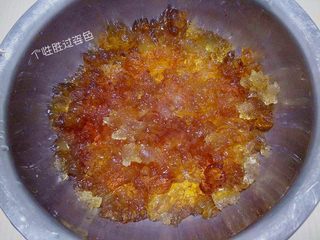 3、红枣炖桃胶,将泡软的桃胶仔细反复的清洗，去除黑色的杂质，掰成小块儿。