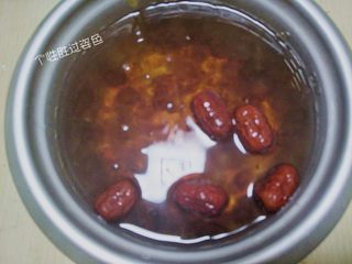 6、红枣炖桃胶,加适量水。炖2小时左右，直到粘稠，如果想要更粘稠桃胶，可以继续加长炖制时间