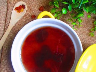 8、红枣炖桃胶,然后盛出放入碗里，即可食用