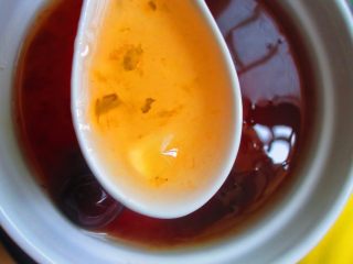 11、红枣炖桃胶,常食用桃胶能使皮肤变得水润有弹性，气色红润有光泽