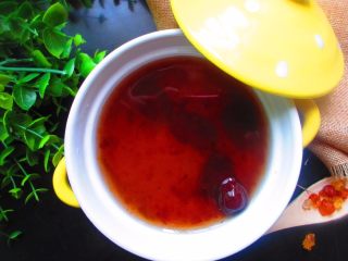 12、红枣炖桃胶,也可以搭配莲子、百合等食材一起炖煮