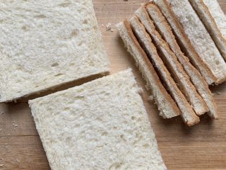 1、蒜香吐司条,吐司切去边角