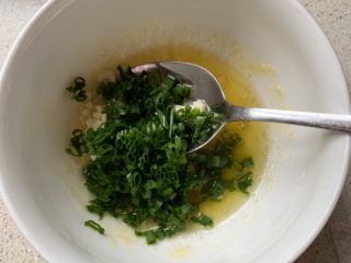 6、蒜香吐司条,2勺葱花，拌匀