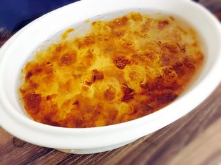 2、桃胶雪燕羹,泡发好的桃胶用手掰成均匀的小块，和雪燕一起倒入炖盅，搅拌均匀，并加入一小碗水。