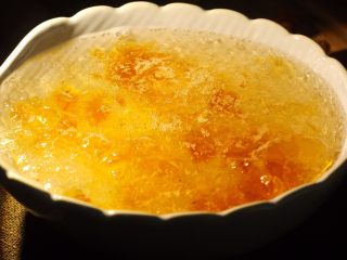 5、桃胶雪燕羹,一小时炖煮完成，喜欢原味的亲可以直接盛碗享用，冰糖通过桃胶和雪燕的混合，没有了甜腻，更加的清爽可口。