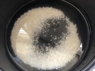 3、杂蔬排骨大米粥（电饭煲版）,大米洗净，加入适量的清水