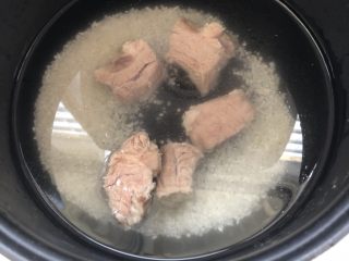 4、杂蔬排骨大米粥（电饭煲版）,加入捞起的排骨
