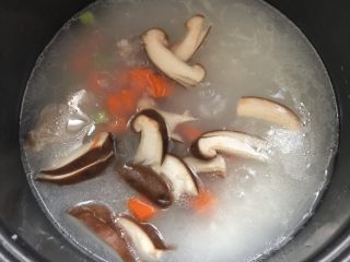 7、杂蔬排骨大米粥（电饭煲版）,电饭煲煮大概二十分钟后，打开电饭煲的盖子，加入蔬菜，有添加盐巴的可以加入少许盐巴。然后继续盖上电饭煲煮至跳到保温即可熟透