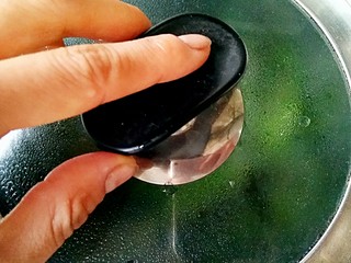 5、香椿芽炒蛋,关火，加盖焖2分钟。