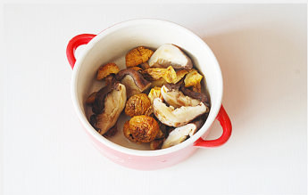 1、煲一碗由内而外焕发的美【菌菇花胶牛肉汤】,干花菇放入清水浸泡一夜,泡软后剖两半,干姬松茸浸泡2小时,泡软沥干待用;