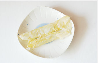 2、煲一碗由内而外焕发的美【菌菇花胶牛肉汤】,干花胶放入清水中浸泡4小时以上,泡软后用清水冲洗干净待用;