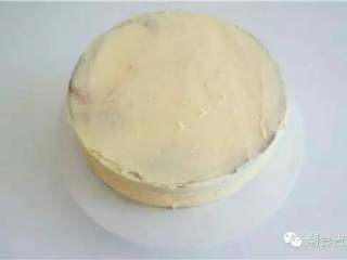 2、可爱到不忍下口的冰雪奇缘3D蛋糕|翻糖蛋糕教学,接着把整块蛋糕均匀地抹上奶油;