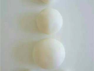 9、可爱到不忍下口的冰雪奇缘3D蛋糕|翻糖蛋糕教学,最后就是制作小雪人奥洛夫了~这可是整个蛋糕的主角哦!所以它的塑形非常重要,尽量做到形“像”!按小雪人身材比例分出它的头部,身体和脚部;