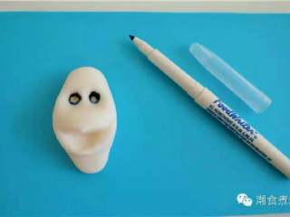 11、可爱到不忍下口的冰雪奇缘3D蛋糕|翻糖蛋糕教学,先用黑色食用笔画出眼窝的上半部分,再用蓝色食用笔画出眼窝的下半部分;