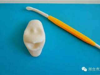 10、可爱到不忍下口的冰雪奇缘3D蛋糕|翻糖蛋糕教学,利用塑形工具做出它的眼窝和嘴巴;