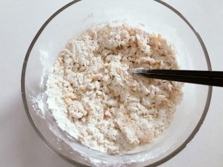 1、宝宝辅食：南瓜豆沙包,把南瓜泥，融化好的酵母倒入100g面粉中，用刮刀或筷子搅拌成絮状。