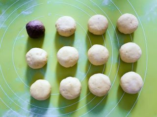 2、宝宝辅食：南瓜豆沙包,用手搓圆一点，把收口朝下放好。