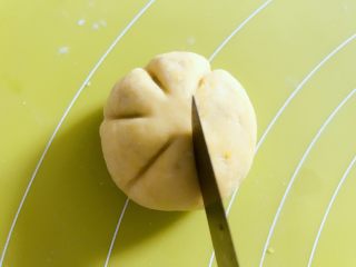 3、宝宝辅食：南瓜豆沙包,用手搓圆一点，把收口朝下放好。