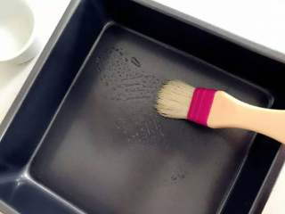 3、宝宝辅食:三文鱼鸡肉米披萨,在烤盘上薄薄刷一层植物油。