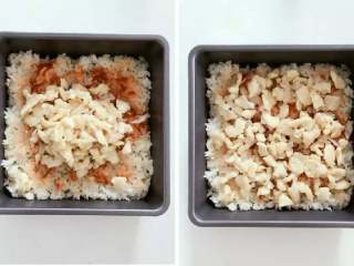 4、宝宝辅食:三文鱼鸡肉米披萨,均匀铺上步骤4中处理好的洋葱鸡肉丁。