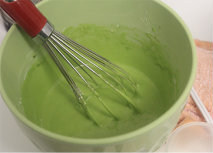 1、抹茶戚风肉松卷,将蛋黄，牛奶，食用油，抹茶粉，低粉原料混合，搅拌均匀