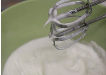 2、抹茶戚风肉松卷,将白糖分三次加入蛋白，打发成硬性