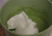 3、抹茶戚风肉松卷,将打好的蛋白加入蛋黄混合面糊中，用刮刀从下而上搅拌均匀；然后倒入模具中，进烤箱时在桌上平震几下