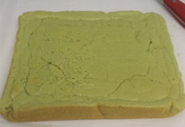 4、抹茶戚风肉松卷,烤出来后，烤面朝上放置在油纸上，