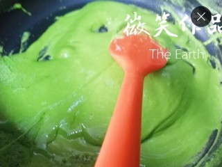 1、圣诞雪花酥,关火加入抹茶奶粉迅速搅拌至无干粉。