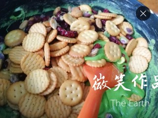 2、圣诞雪花酥,加入保温的饼干和坚果迅速搅拌均匀，