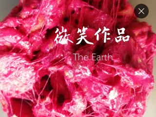 3、圣诞雪花酥,带上一次性手套，待雪花酥不粘手的状态将雪花酥用双手团成团，捧着用双手朝里反复折 会越来越多的拉丝均匀的包裹住所有材料，迅速放保温的不沾烤盘借助刮板和烤盘整形成自己喜欢的尺寸。