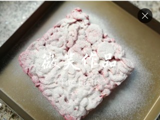 4、圣诞雪花酥,趁温热将正反面迅速筛入奶粉。