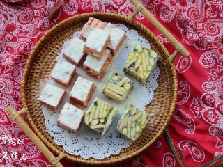 6、圣诞雪花酥,几个切面都筛上奶粉！