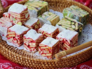 7、圣诞雪花酥,成品～料多多美美哒圣诞雪花酥出炉啦，既好吃又好看。用礼盒包装那就更有节日气氛啦！