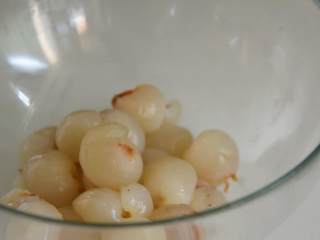 1、果肉颗颗饱满、汤水清甜可人，这就是冰糖荔枝想要带给你的好滋味,荔枝去蒂，轻捏去壳，去核，碗中备用。