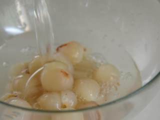 2、果肉颗颗饱满、汤水清甜可人，这就是冰糖荔枝想要带给你的好滋味,加清水，加盐（不上火），洗净。