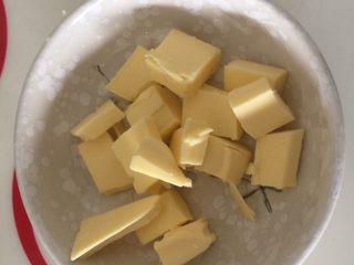 1、奶香紫薯迷你吐司,事先切好黄油