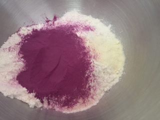 2、奶香紫薯迷你吐司,和面盆里放入高筋粉、紫薯粉、奶粉