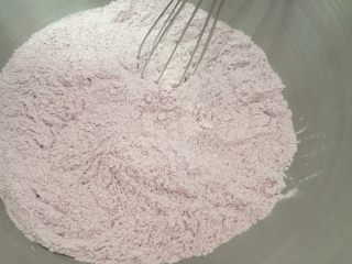 3、奶香紫薯迷你吐司,混合均匀