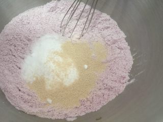 4、奶香紫薯迷你吐司,放入砂糖和酵母